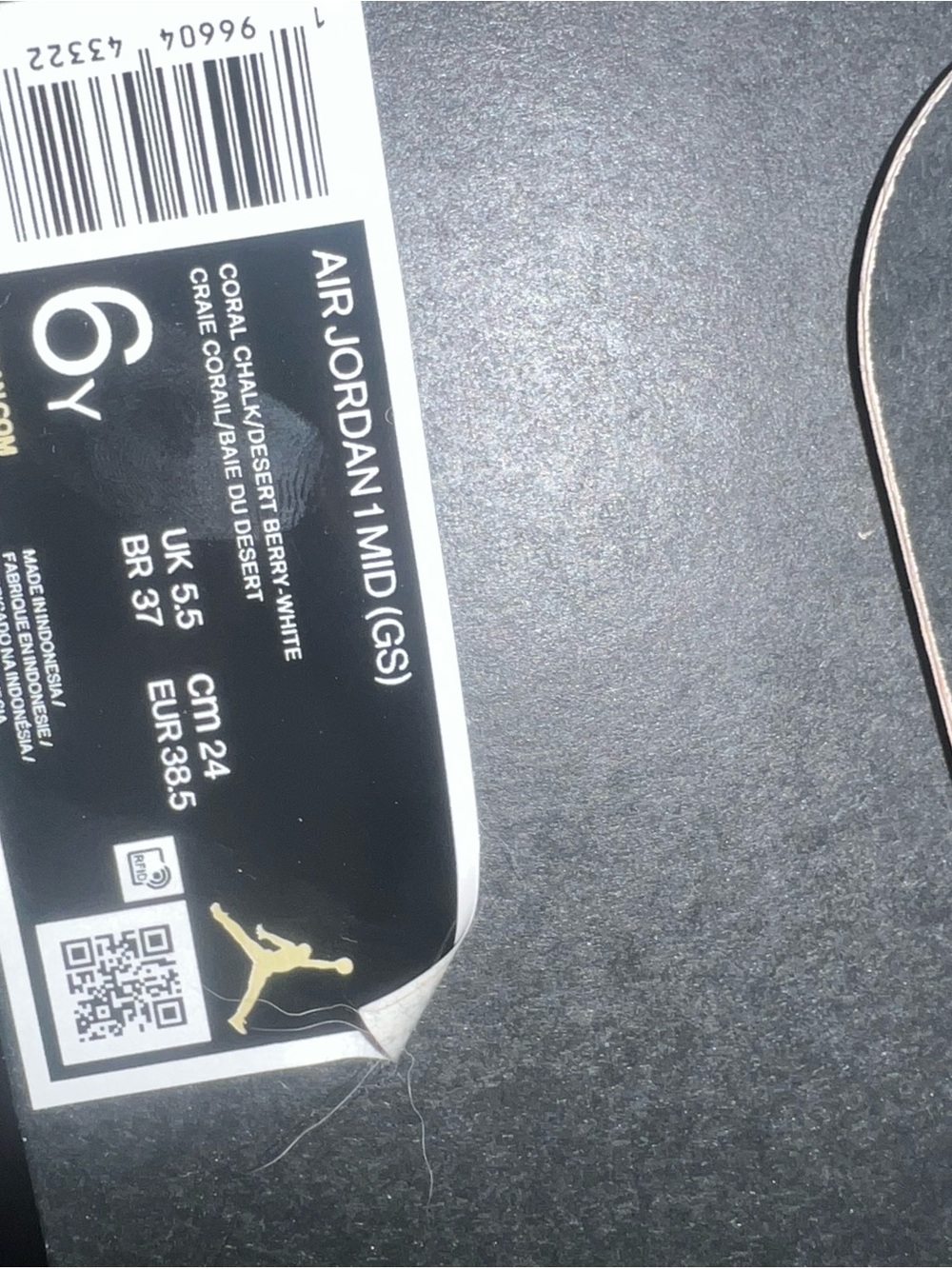 Air Jordan 1 Mid Coral Chalk/ Desert Berry-White - Picture 5 of 10